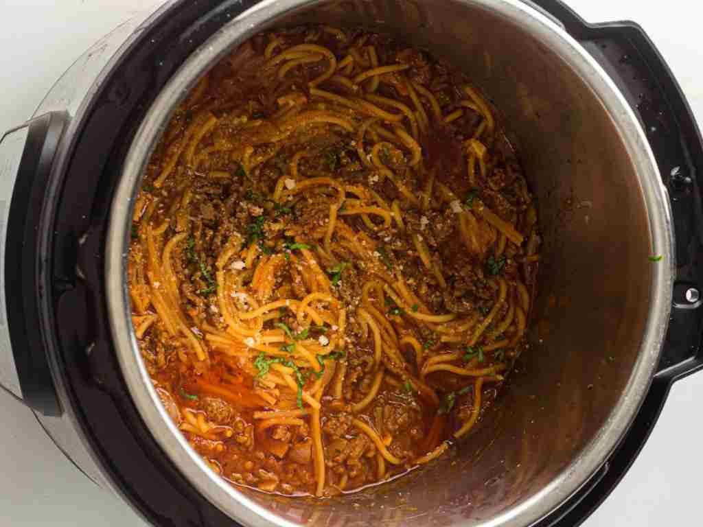 Stir the spaghetti a pot of spaghetti with meat sauce
