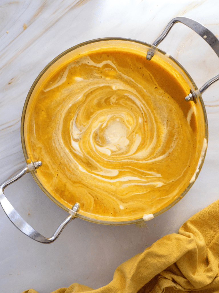 Mix cream into the soup Creamy soup with swirled texture