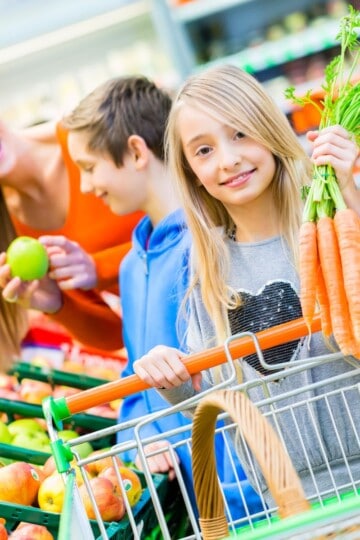 7-Day Extreme Budget Meal Plan, a family shopping for product in a grocery store.